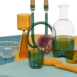 ambientato tavolo zafferano con vetri ambra e verde tiglio